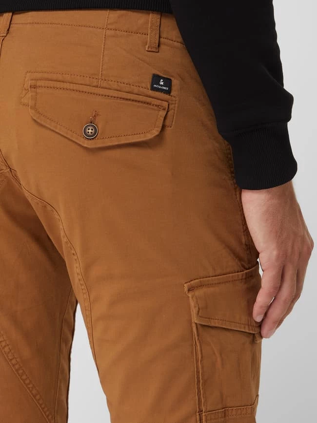 Jack & Jones Tapered Fit Cargohose Mit Stretch-Anteil Modell 'Paul' - Camel 3 Jack & Jones Tapered Fit Cargohose Mit Stretch-Anteil Modell 'Paul' - Camel – Bild 3