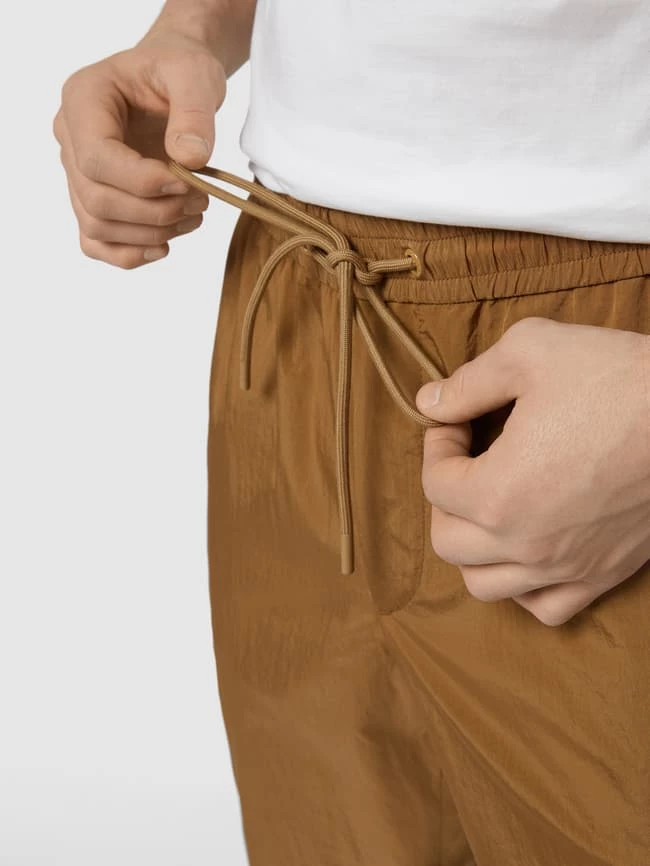 BOSS Trainingshose Mit Kontraststreifen Modell 'Jogg-SWP-Stripe' - Beige 3 BOSS Trainingshose Mit Kontraststreifen Modell 'Jogg-SWP-Stripe' - Beige – Bild 3