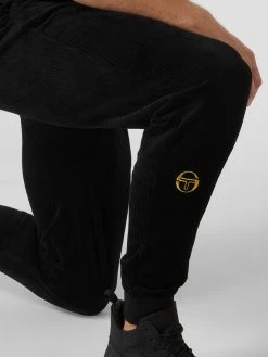 SERGIO TACCHINI Jogpants Aus Samtcord - Schwarz -BE EDGY Shop aop3clhh9d74ogq19h658ja3akskaia1a1950jql69a5ccifa9a4edhka96l4h2e893k8dih750k4hqg993m4ohl75gj4dhh64p68d9kchh3cohm6opjap1o6himaopmc9j30c8